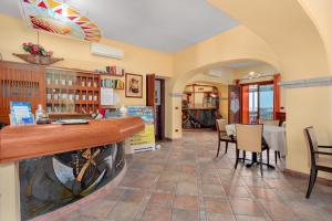 a living room with a counter and a dining room at Il Nuovo Gabbiano in Cala Gonone