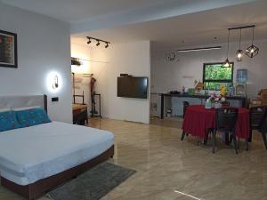 TV a/nebo společenská místnost v ubytování Haji Ineng Homestay- Guest House