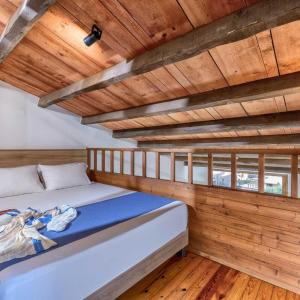 een slaapkamer met 2 bedden en houten plafonds bij Ida Village in Chersonissos