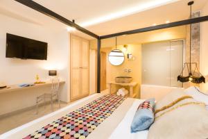 Giường trong phòng chung tại C Suites