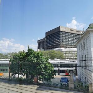 un grande edificio con un albero di fronte di Speedyrooms Vienna a Vienna