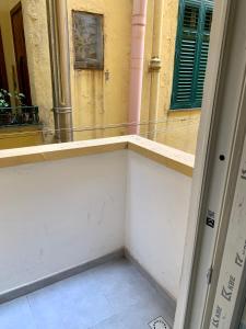 een lege kamer met een raam en een gebouw bij Appartamento nuovo a 1 minuto dal porto in Livorno