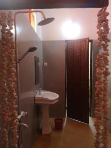 Phòng tắm tại Wow Beach House