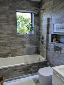 Bilik mandi di Perfect for Legoland, Windsor Castle and Ascot with free parking