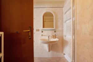 A bathroom at Stella del Garda 2 con terrazza Még 22 kép