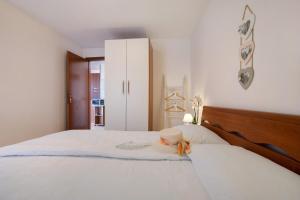 A bed or beds in a room at Stella del Garda 2 con terrazza