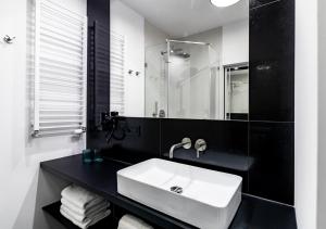 y baño con lavabo blanco y espejo. en Si Centrum Lipowa, en Białystok