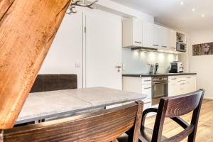Kuchyň nebo kuchyňský kout v ubytování Ferienwohnung Zentral mit Panorama-Sonnenterrasse by A-Appartments