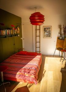 um quarto com 2 camas e um candeeiro vermelho em Chambre d'hôtes de charme à Montreuil-Paris em Montreuil