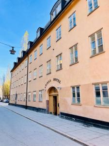 un gran edificio de ladrillo con el nombre de un hotel en Birka Hotel, en Estocolmo
