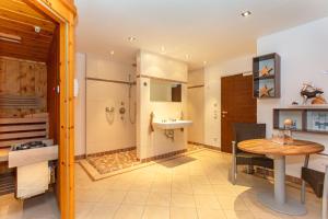 Koupelna v ubytování Doris Appartements + 49 fotografií