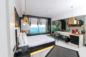 una camera con un grande letto e una cucina di Bilem Hotel Beach & Spa a Antalya (Adalia)