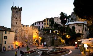 un grupo de edificios en una ciudad con un castillo en Albergo Genio, en Portovenere