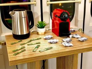 a table with a coffee maker and vegetables on it at Übernachten im nostalgischen Bahnwaggon in Bogen