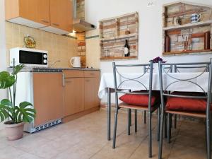Kuchyň nebo kuchyňský kout v ubytování Nice Apartment Montepozzo with Private Garden + 4 fotografie