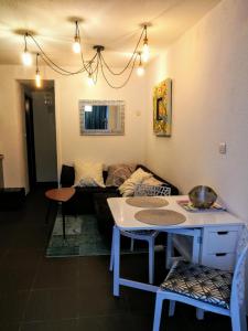 - un salon avec un canapé et une table dans l'établissement FLOREVA Proche plage et thalasso, à Concarneau