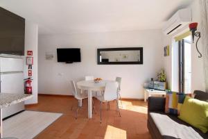 een woonkamer met een witte tafel en stoelen bij Ouramar Apartment in Areias de São João