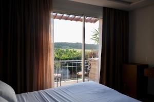 una camera da letto con un letto e una finestra con vista di Jnane Yemma a Tangeri