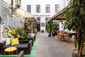 فندق كومفورت كارل يوهان في أوسلو: فناء به طاولات وكراسي في مبنى