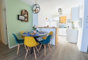 eine Küche und ein Esszimmer mit einem Tisch und Stühlen in der Unterkunft Mandy's Place - By Soroka Medical Center and BGU in Be’er Scheva
