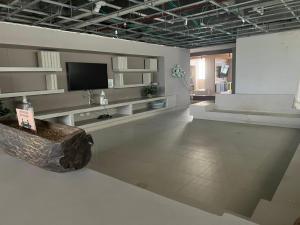 a living room with a flat screen tv and a couch at Edificio Reserva del Mar, Paya Salguero , Santa marta in Gaira