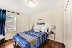 una camera da letto con un letto con una coperta blu di Cottage by the Lake a Manson