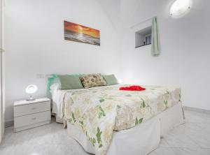 フローレにあるCasa Nonno Gigiの白いベッドルーム(ベッド1台、ナイトスタンド付)