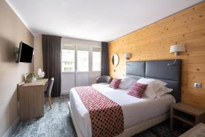 Postel nebo postele na pokoji v ubytování Hôtel Vauban Briançon Serre Chevalier
