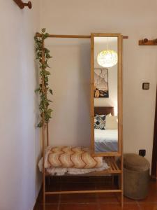 Cette chambre comprend des lits superposés et un miroir. dans l'établissement Casa do Paço, à Monção