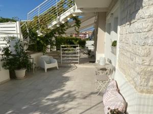 un patio con sedie e tavoli all'interno di un edificio di B&B 125Metri sul mare a Sirolo