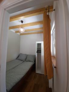 um quarto com uma cama num quarto com um tecto em Noclegi Różanka em Radomierz