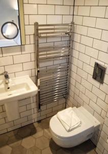 un baño con inodoro y lavabo en Victoria Inn London, en Londres