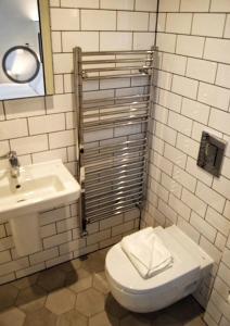 y baño con aseo y lavamanos. en Victoria Inn London, en Londres