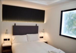 
Tempat tidur dalam kamar di Victoria Inn London
