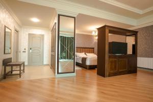 Rúm í herbergi á Vegas Hotel