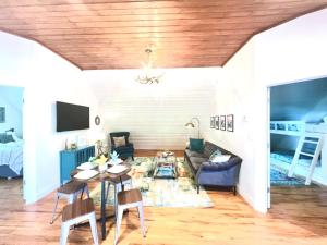 salon ze stołem i kanapą w obiekcie Getaway Oasis w/Huge Deck + pool/spa - lake conroe w mieście Willis