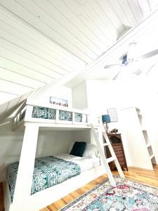 Krevet ili kreveti na kat u jedinici u objektu Getaway Oasis w/Huge Deck + pool/spa - lake conroe