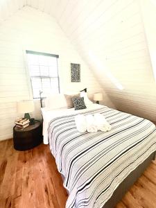 1 dormitorio con 1 cama con 2 toallas en Getaway Oasis w/Huge Deck + pool/spa - lake conroe, en Willis
