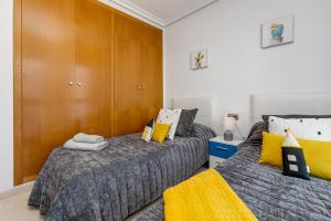 トレビエハにあるGala Centro Castillaのベッドルーム1室(隣り合わせのベッド2台付)
