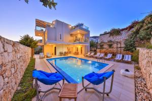 Hồ bơi trong/gần VILLA MYSTIC Private Pool-Garden & Sea Views in Central Location
