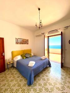 Schlafzimmer mit einem Bett und Meerblick in der Unterkunft Casa Marty in Positano