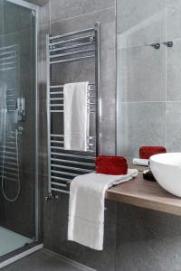 bagno con doccia, lavandino e bancone di InCanto a Palermo