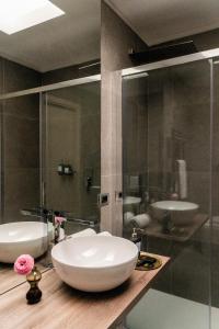 łazienka z dużą białą umywalką i prysznicem w obiekcie InCanto w mieście Palermo
