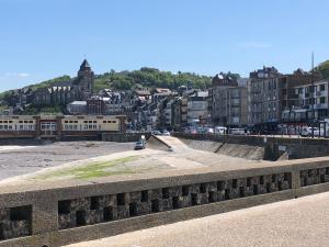 une vue d'une ville avec des bâtiments en arrière-plan dans l'établissement Avec un minimum de 3 nuits Studio 80 m de la mer et 300 m des commerces, au Tréport