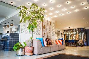 una sala de estar con un sofá y una mesa en Hôtel Le Collonges TV connecté wifi Netflix, en Brive-la-Gaillarde