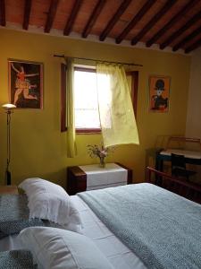 1 dormitorio con cama y ventana en Casa di Laura en Chianciano Terme