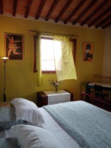 a bedroom with a bed and a window at Casa di Laura in Chianciano Terme