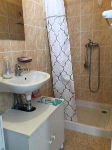 une salle de bain avec lavabo et douche dans l'établissement Avec un minimum de 3 nuits Studio 80 m de la mer et 300 m des commerces, au Tréport