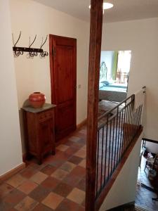 ein Zimmer mit einer Treppe und einem Aoyer mit einer Tür in der Unterkunft Casa di Laura in Chianciano Terme