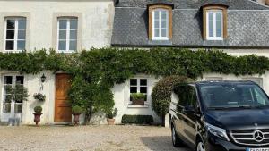 un todoterreno negro estacionado frente a una casa en Domaine de Bel Ebat, en Paucourt